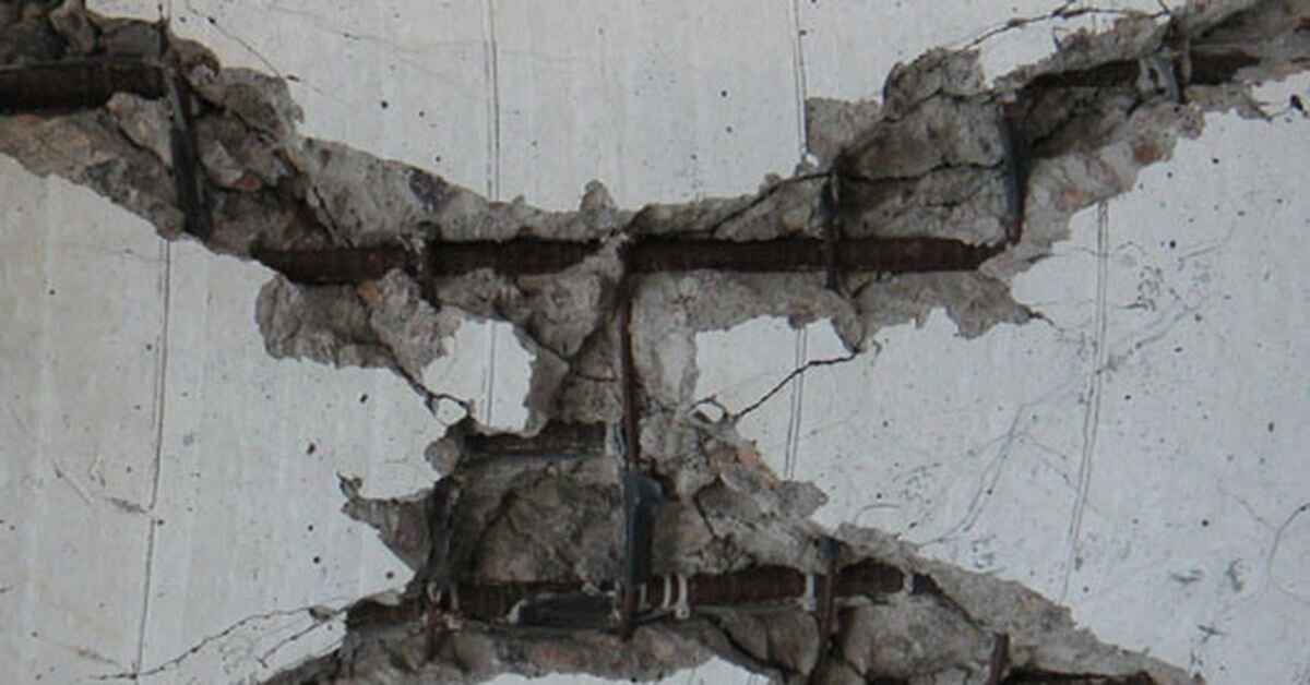 Технологические трещины. Разрушение бетона. Сколы бетона. Трещины в бетоне. Разрушенная бетонная стена.