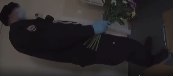 Силовик, пнувший женщину