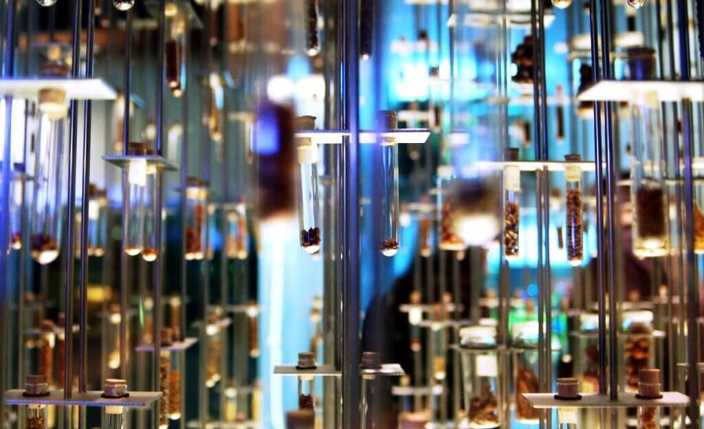 Большая часть уда извлекается путем паровой или гидродистилляции .