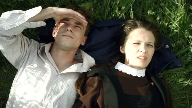 в главных ролях 1-9 серия Александр Петров и Любовь Аксёнова