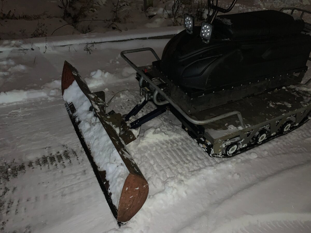 Гусеничный мото-Вездеход "Маламут"- 380. Фото отвала на вездеходе..., первый (неудачный) вариант. личные фото.