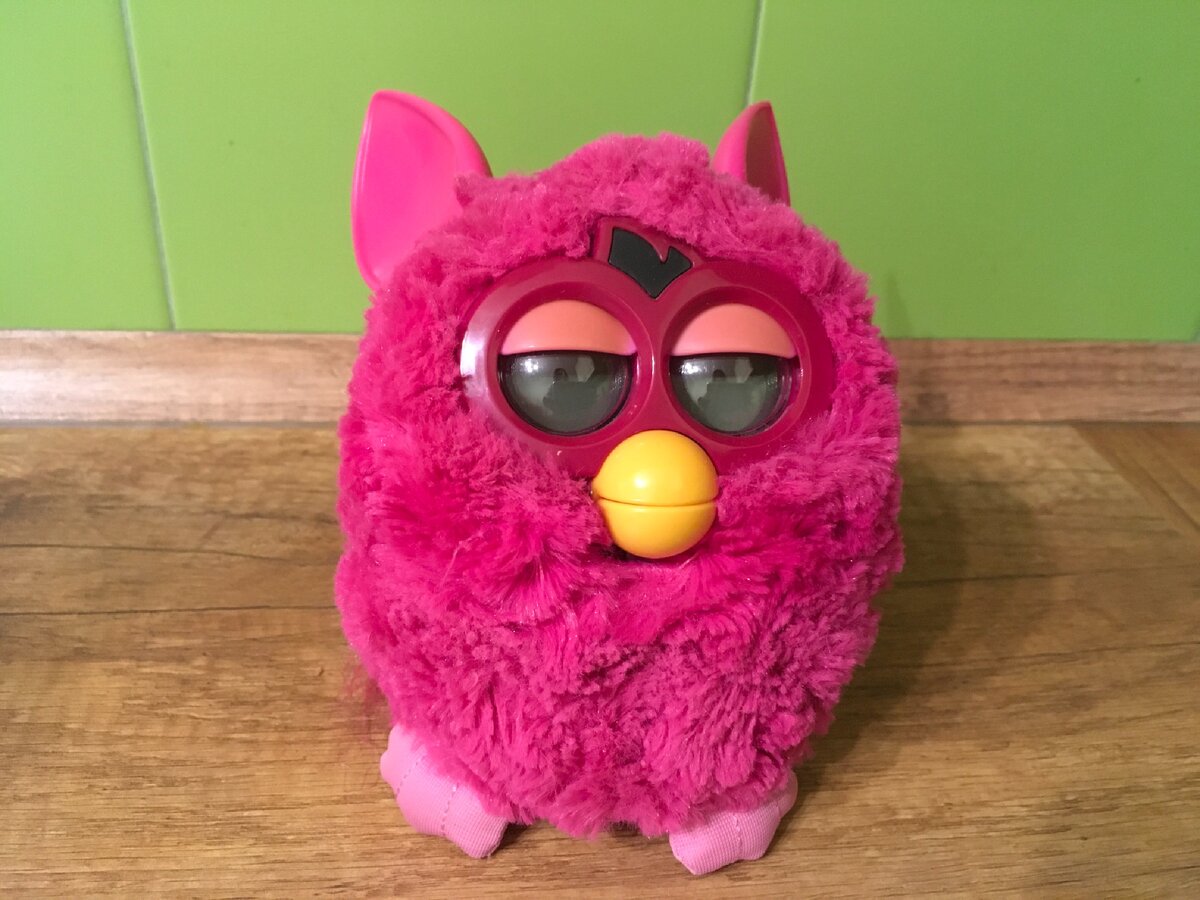 Это добрый и милый « Фурби » . Игрушка дочери . Но тоже на батарейках 