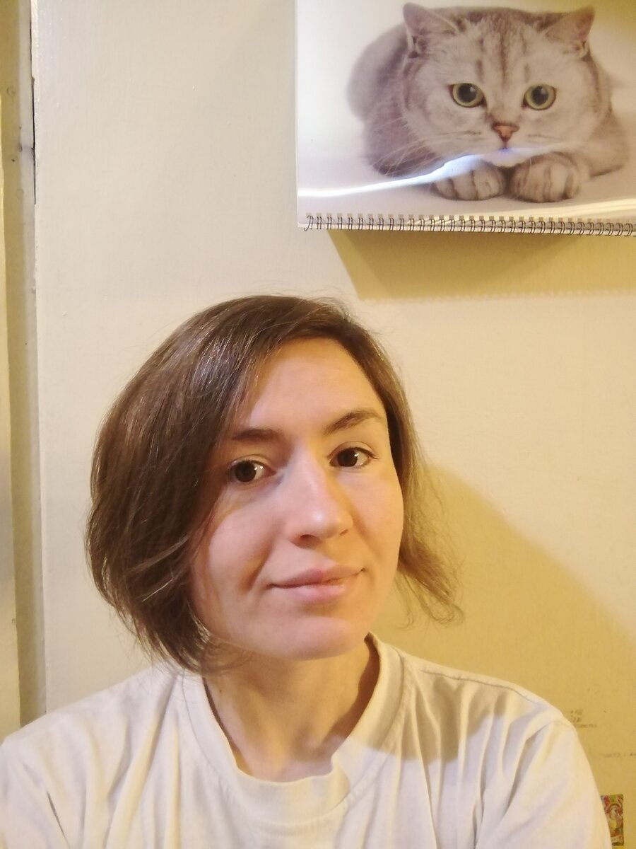 Вот я до окрашивания, это мой натуральный цвет. На фото я ещё и без макияжа. 