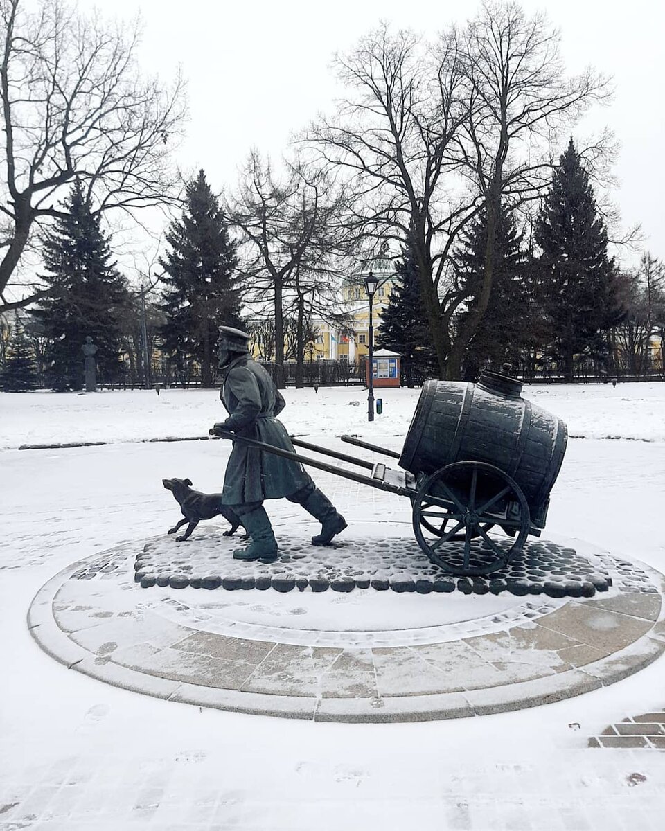 Памятник водовоза у музея "Вселенная воды"