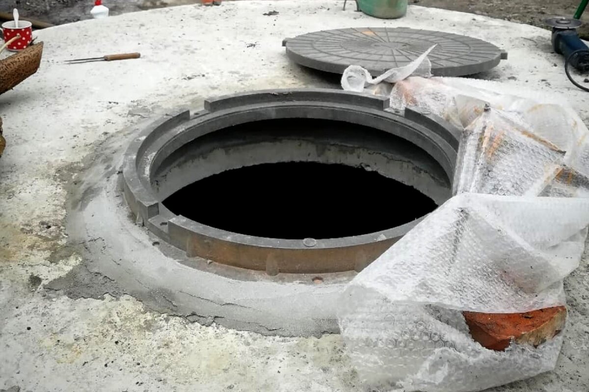 Производство бетонных колец. Бетонные кольца для канализации. Уплотнитель для бетонных колец колодца. Септик из жб колец. Мастер по заливке бетонных колец.