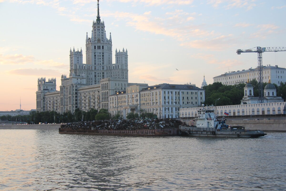 на барже увозят мусор, на заднем плане - Котельническая высотка. личный архив