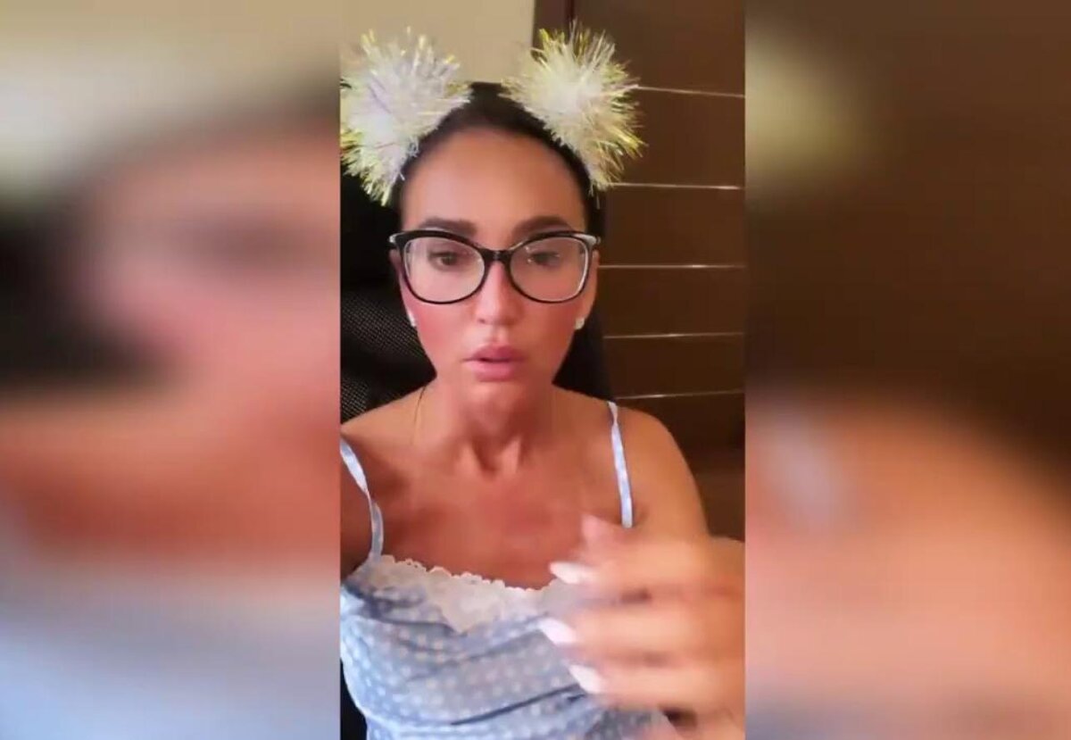 А почему нет и он следит за ней и это вполне нормально,странно было бы, если наоборот были равнодушны