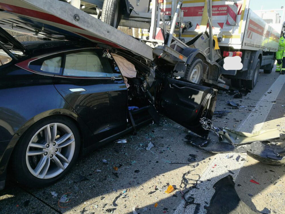 Фотография аналогичной аварии Tesla Model S, произошедшей в 2013 году в Германии