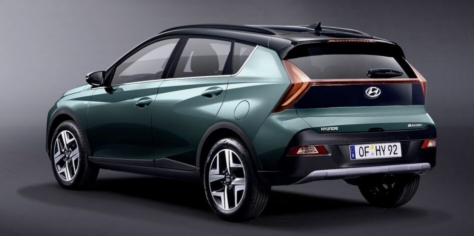 В основе Hyundai Bayon лежит платформа компактного хэтчбека i20, с которым кроссовер разделил линейку двигателей. Базовым мотором стал 1,2-литровый атмосферный бензиновый агрегат мощностью 85 л. с., действующий вместе с пятиступенчатой механической коробкой передач. 