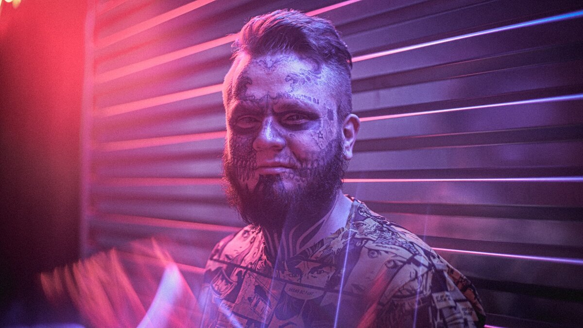 Цветные блики можно сделать с помощью экрана смартфона, либо диска, либо купить призму