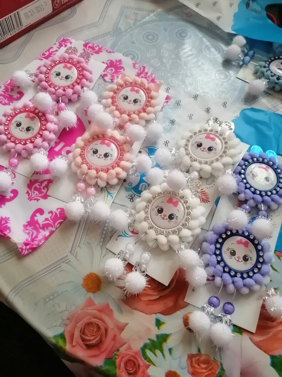 работа моей хорошей подруги,мой заказ на значки в подарок девочкам в садик на 8 марта.