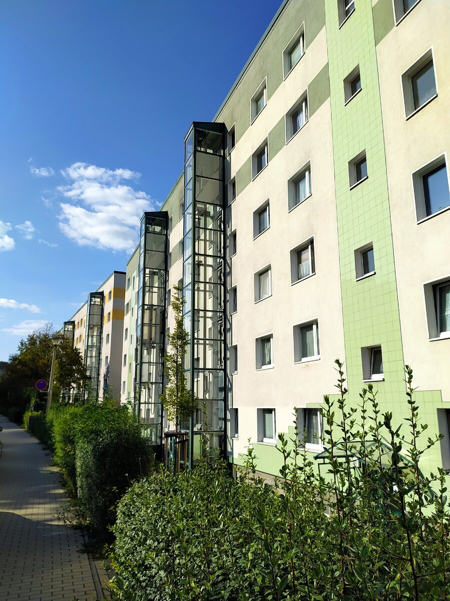 Немецкие панельные дома после легкой реставрации и пристройки лифтовых шахт.