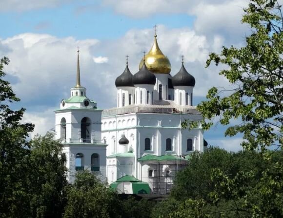 А вот и Свято-Троицкий собор в Пскове.