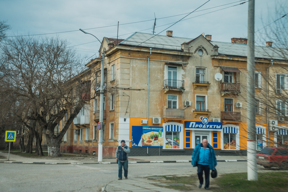 Заехали в Крым через мост, проехали по окраинам Керчи. Грустненько (фото)9