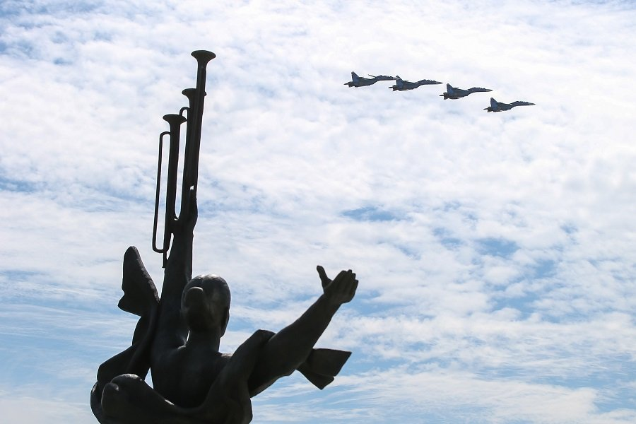 Истребители Су-30 над скульптурой "Родина-мать" в Белоруссии - Фото: НАТАЛИЯ ФЕДОСЕНКО/ТАСС