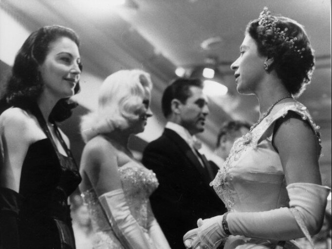 Ава Гарднер и Елизавета II, 1955 год.Фото: marieclaire, скрин автора.