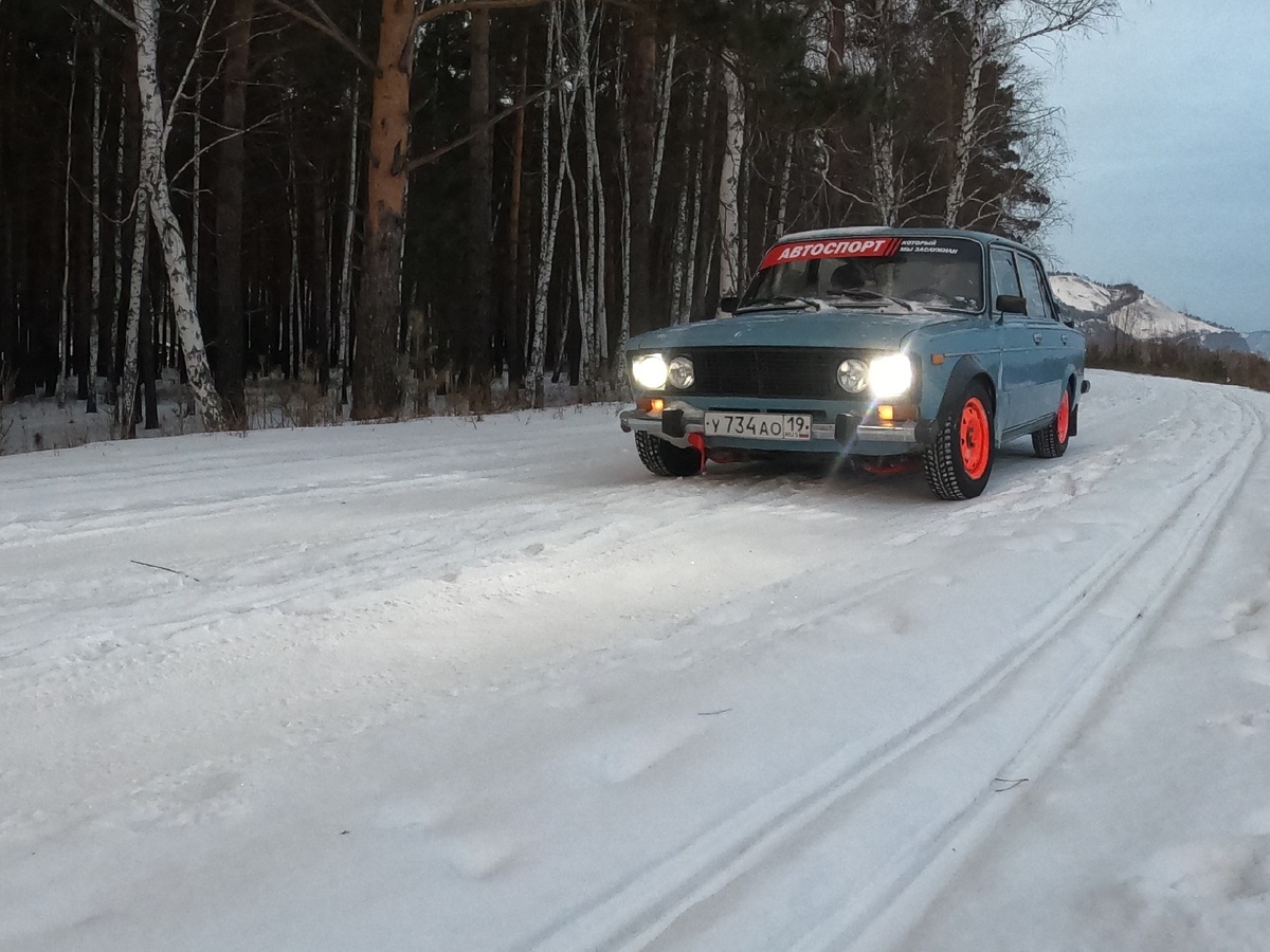 Максимальная скорость на прямойЭтот «концепт кар дровяной печи» реально разогнать до 135 км/ч. На ровном асфальте, с горки в низ, подталкивая сзади. Чтобы сорваться в занос на льду такая скорость «жигулям» не потребуется.