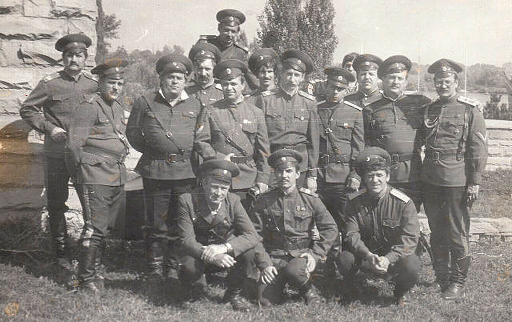 Гундоровские казаки. Сидять справа налево : первый Лесников Вячеслав, в центре Руссо Юрий, третьего не знаю. Стаять : первого не помню ( слева ), второй Фетисов В. А. , Лагутин Петр, Яцков Геннадий,  Воденеев Сергей, Уракин Юрий , и второй справа Токмачев В.А., первый справа - не знаю. Третий ряд : Грешнов В. ( прамеж Уракиным и Токмачевым ) , Коломейченко ( прамеж Воденеевым и Яцковым ) , Казаков В. ( прамеж Лагутиным и Яцковым ). Самый верхний - Ванюшин Вячеслав.