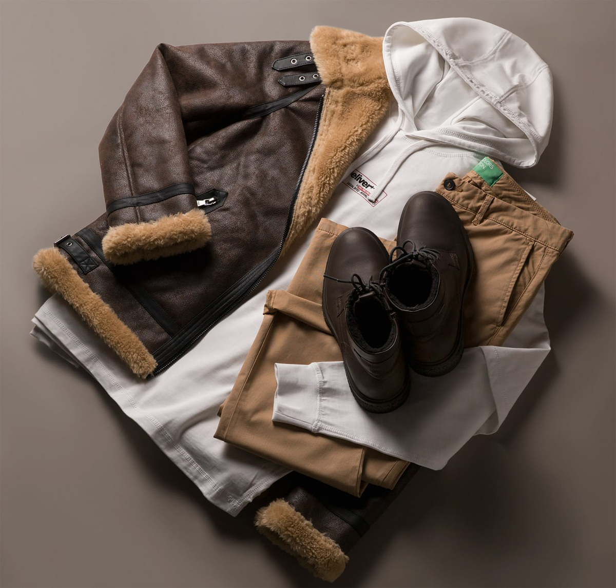 Образ c белым худи и брюками чинос