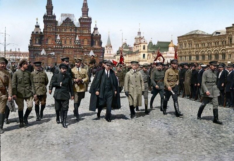 Большевики идут по красной площади, 1919г.