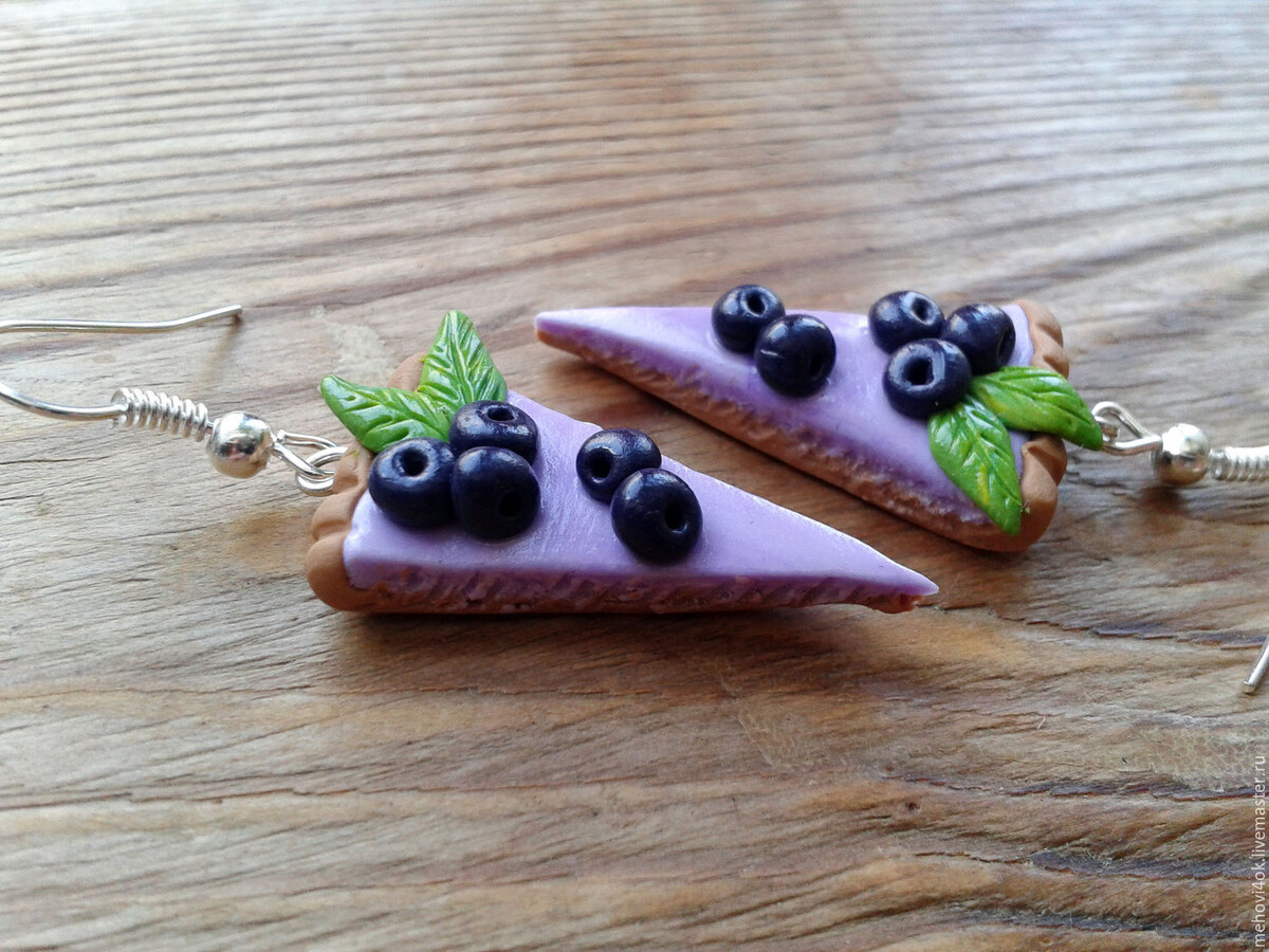 источник: https://cs2.livemaster.ru/storage/15/aa/e08c21c571a9bbffb0b4c97286oh--ukrasheniya-sergi-tortiki-iz-polimernoj-gliny-raduzhnoe-nastr.jpg