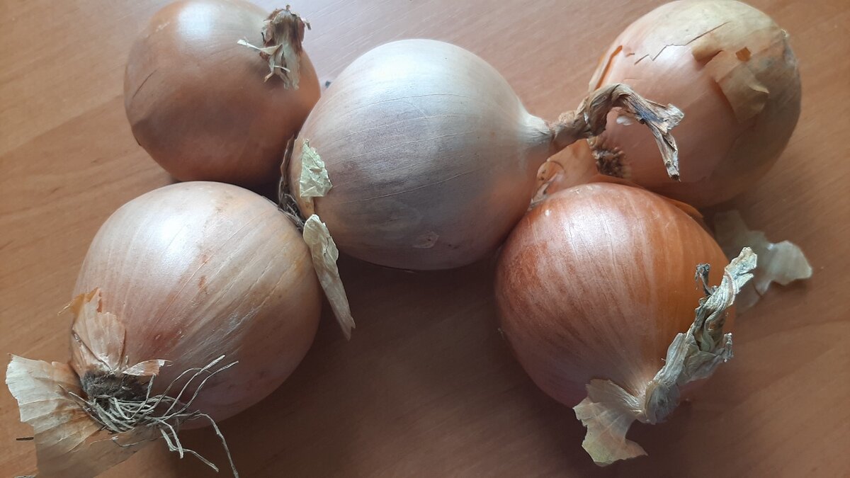 лучок, его надо много, именно лук придаёт вкус этому тортику,