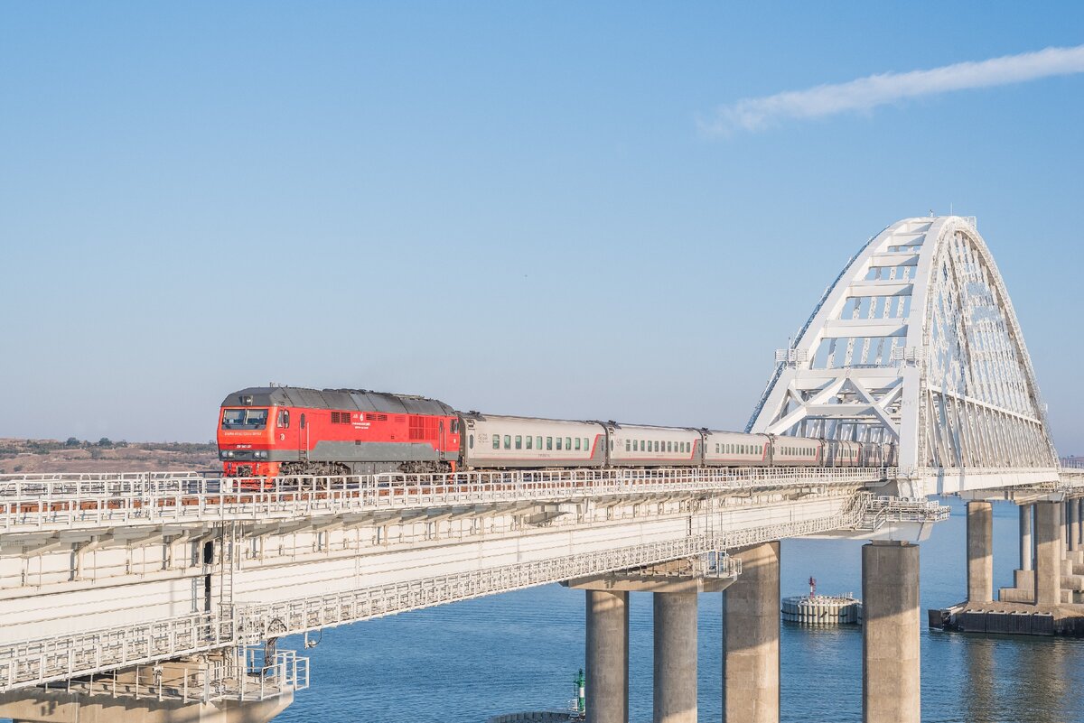 Поезд «Таврия» следует через Крымский мост. Фото: Алексей Уланов, пресс-служба ГСЭ