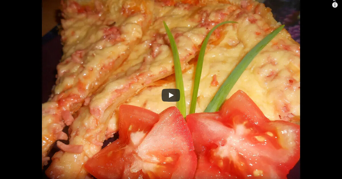 Сегодня мы приготовим пиццу с колбасой и сыром из слоенного теста.  Pizza with tomatoes and  sausage puff pastry
Для приготовления нам потребуется:
Берем слоенное тесто, у меня было Бездрожжевое слоенное тесто "Домашнее счастье". Оно мне больше всего нравится.
Для начинки:
Колбаса вареная 400-500 гр.
Сыр  твердый 300 гр.
Майонез 100 гр.
Томатный соус 4-5 ст. ложек

По желанию можно добавить лук мелко нарезанный , помидор, огурчики маринованные.

Раскладываем тесто на противень, смазанный растительным  маслом, смазываем смесью томатного соуса с майонезом , добавляем колбасу и сверху выкладываем  тертый сыр. Ставим в разогретую духовку до 180-200 градусов, до появления золотистой корочки. Как только сыр расплавится, пицца готова.
 