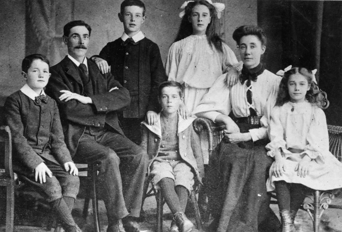 Другая многодетная семья - семья Гудвинов, купившая билет третьего класса на "Титаник". Все ее члены погибли при крушении. Изображение использовано в иллюстративных целях - фотографии семьи Сэджей в полном составе найти не удалось. Источник: WikiCommons