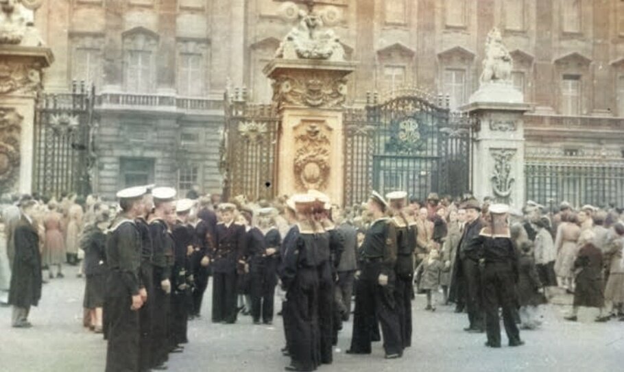 Моряки с крейсера «Свердлов» осматривают достопримечательности Лондона