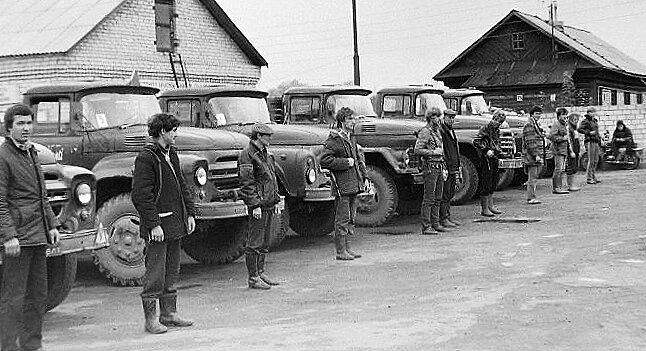Занятия в автошколе ДОСААФ в СССР. Фото для иллюстрации с сайта gorokhovets.wikimapia.org, обработано автором