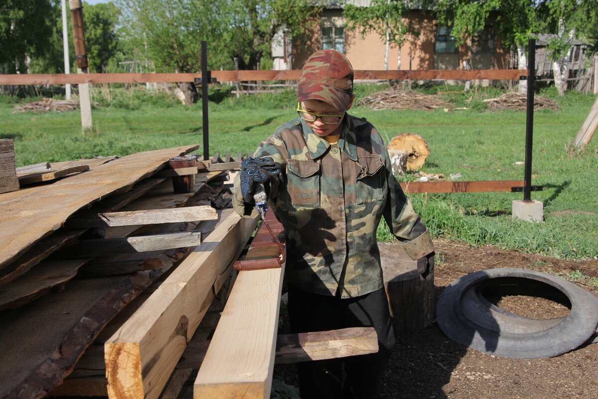 В 2020 году старший сын помогал красить забор.