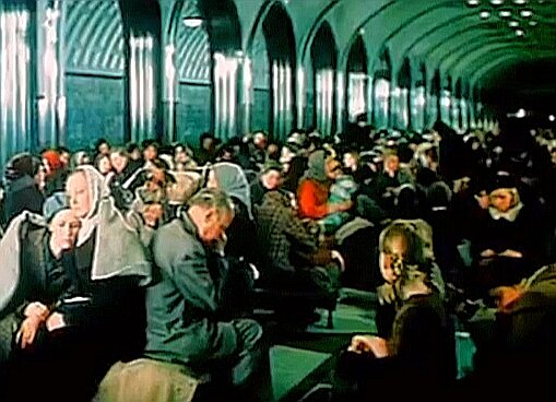 Кадр из фильма Битва за Москву. Люди укрываются на станции во время ВОВ