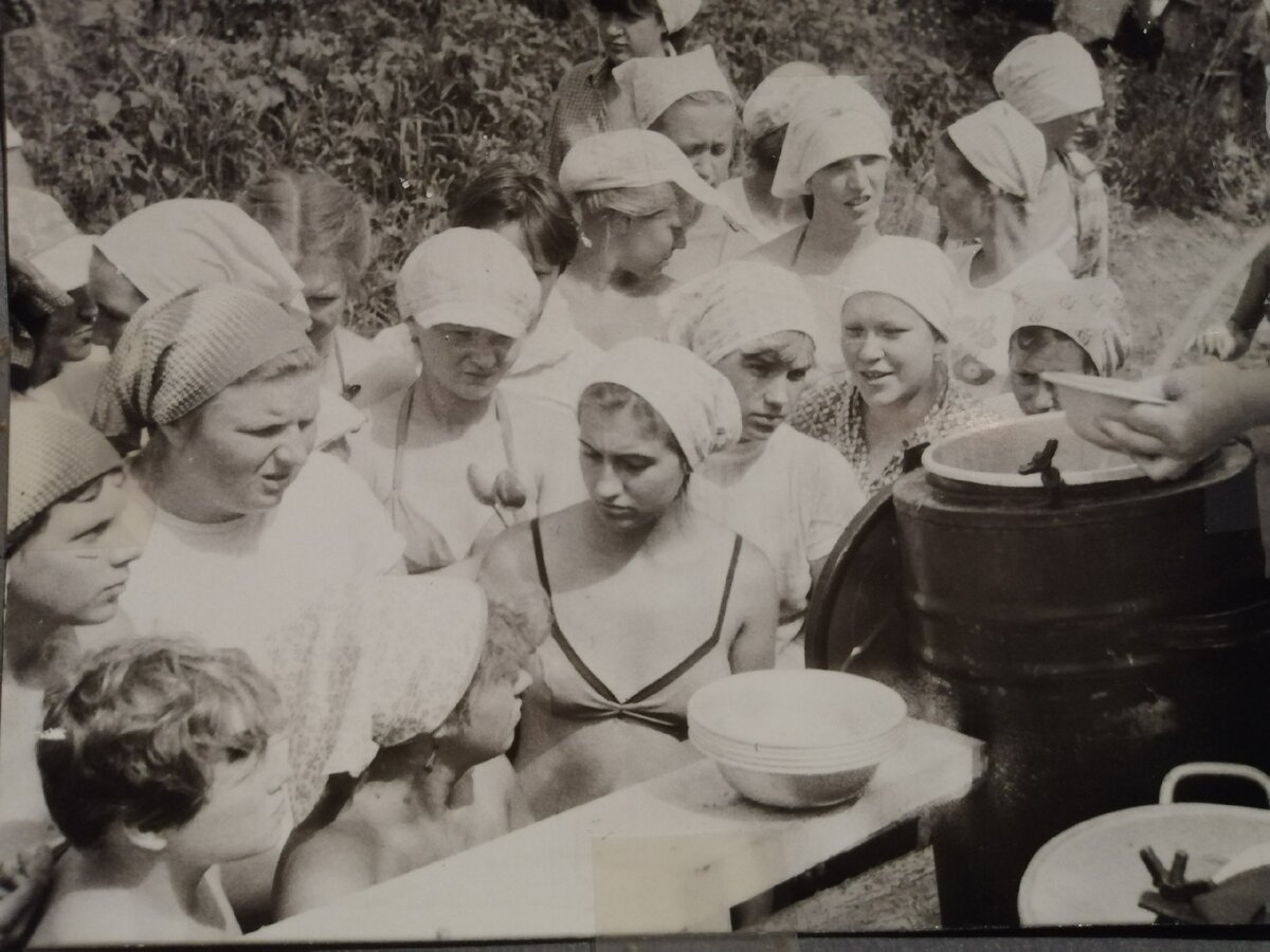 Полевой обед в стройотряде. 1982 год.