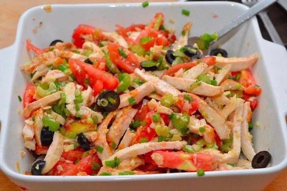 Салат из курицы, оливок, овощей и соуса