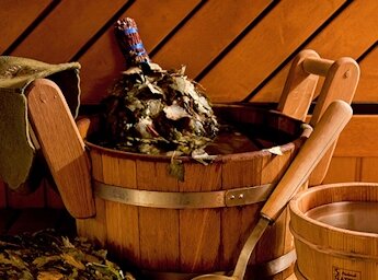 Почему же веник в бане начальник, а не пар и не банщик, не каменка и не полок? Об этом вам могут поведать при посещении бани и сауны. Веник в бане не просто украшение и символ, который олицетворяет собой всю банную процедуру. Это инструмент для сохранения и возвращения здоровья. 

Народная мудрость о значении банного веника

 Иностранцы, попавшие впервые в русскую парную, считали парение с веником настоящей экзекуцией. Жар и юркий веник были орудием пыток для заезжих «туристов».