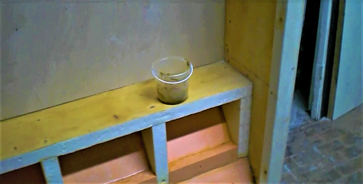 Оклеивание корпуса лодки. "типовое" ведёрко со смолой. Удобно и дёшево...