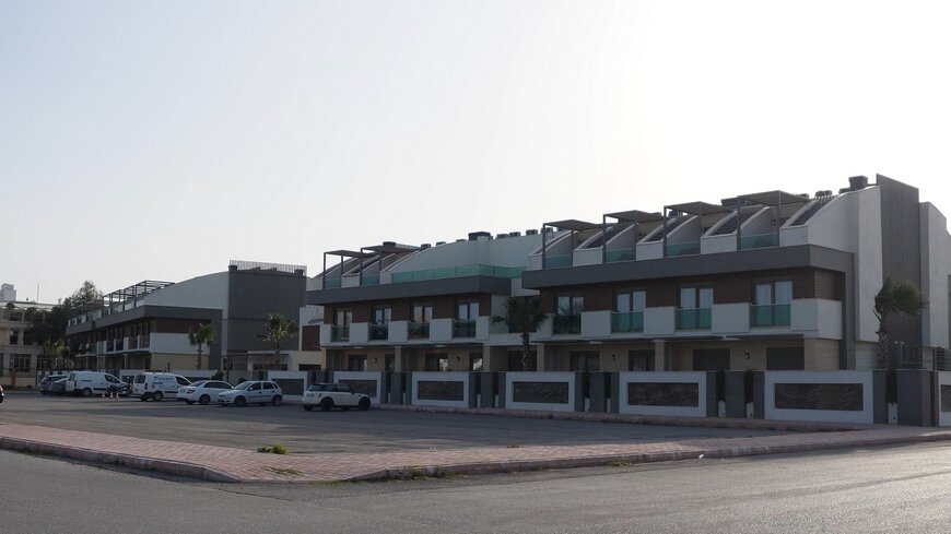 Вот такими таунхаусами застраивают район