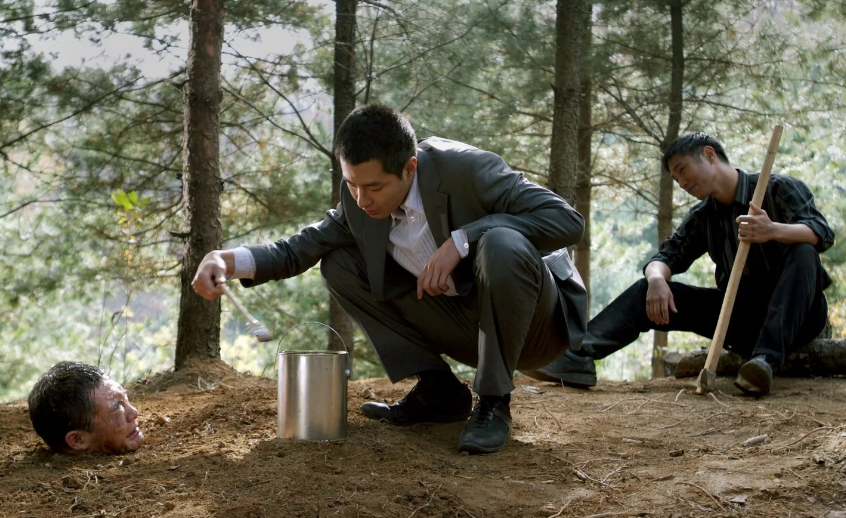 Кадр из фильма Карнавал бесчестия/Biyeolhan geori/A Dirty Carnival