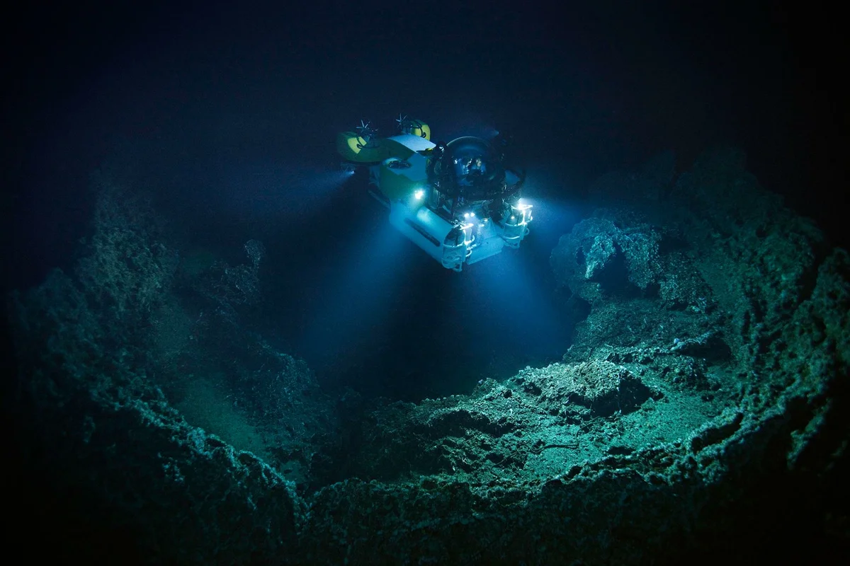 Опуститься на дно океана. Марианский жёлоб. Deepsea Challenger Батискаф. Дно Марианской впадины глубина. Батискаф в Марианской впадине.