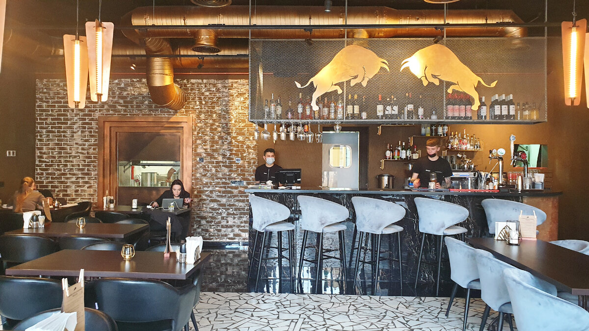 Вид от входа на бар