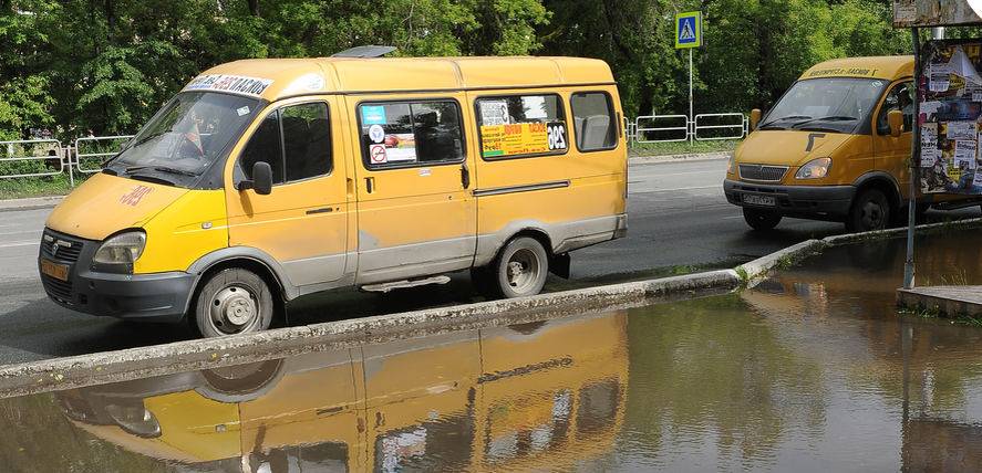 обязаны ли пропускать автобус отъезжающий от остановки