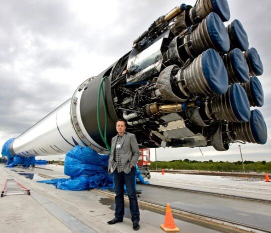 Компания "Space Exploration Technologies Corporation" ("SpaceX") основана Илоном Маском 6 мая 2002 на деньги, вырученные от продажи предыдущий компании Маска - "PayPal".