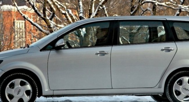 За обзорность — пятерка, даже несмотря на узковатые зеркала. И тем, кто не поскупился установить задний парктроник, — мерси. Работает вполне точно