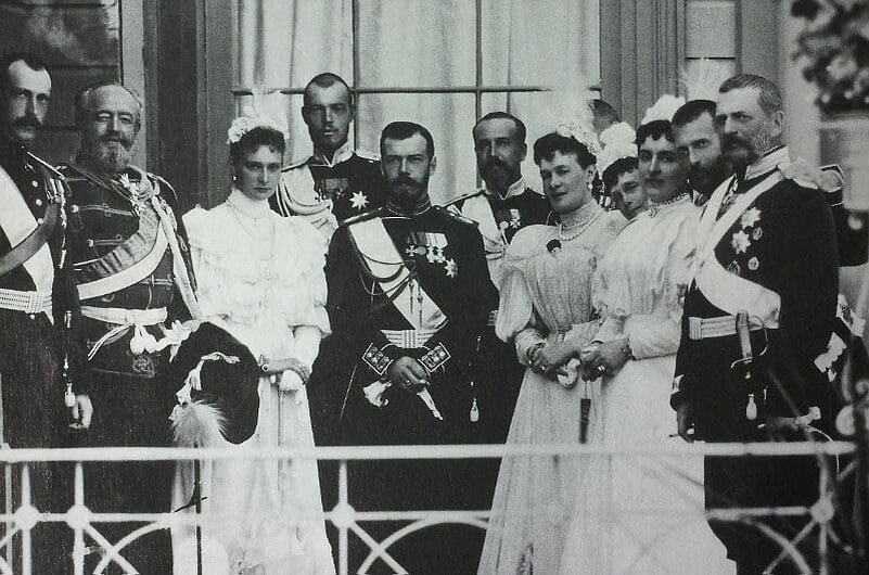 Монархия пала. Николай 2 и Король Сербии. Император Николай II его семья и придворные. Николай 2 с придворными. Николай 2 и его окружение.
