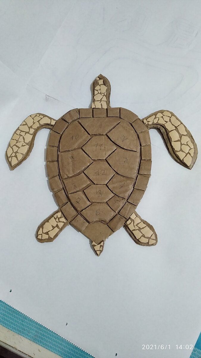 Использовал плотный гофрокартон, яичную скорлупу и акриловые краски