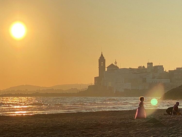 Поистине сказочное фото, будто принцесса идёт в свой замок🤩 г. Ситгес (под Барселоной).