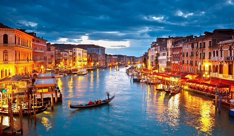 Венеция…Один из самых загадочных, незаурядных городов мира. Словно таинственная красавица под мерцающей вуалью веков. Её изгибов, чудится, лишь едва-едва коснулось дыхание новейших столетий.