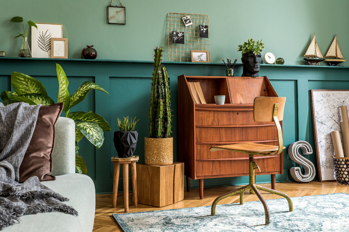 Стул из первой половины 20 века. Комод - из 60-х. Кашпо, ковер и декор - современные. 