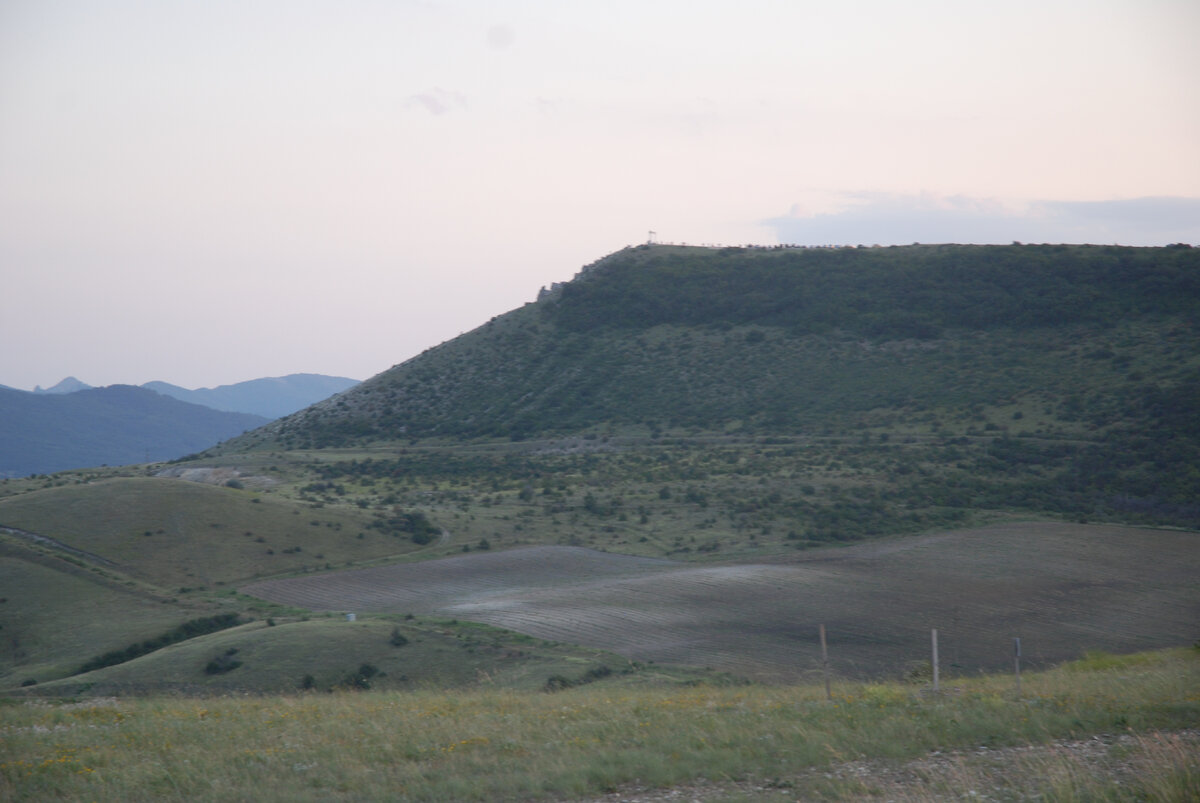 Если  приглядеться, то видна беседка и скалы чуть ниже вершины